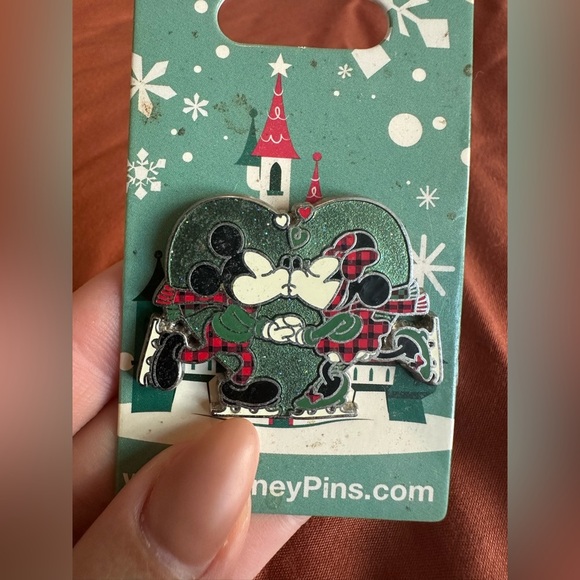 Disney Trading Pin-Holiday Mickey & Minnie Kissing Ice Skating - Picture 2 of 3